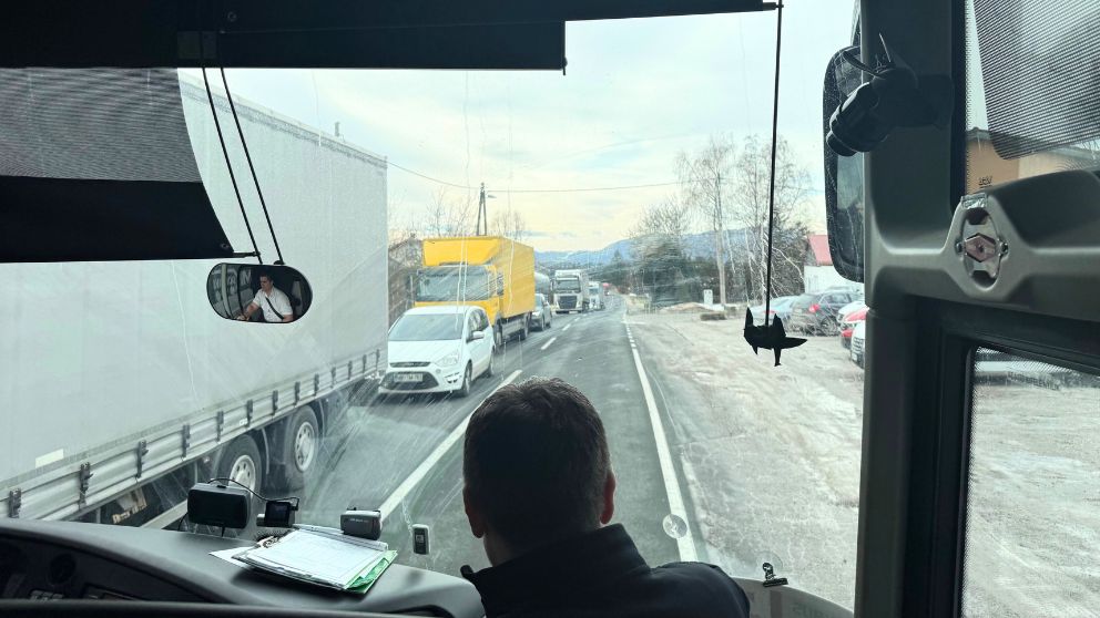 リュブリャナの高速道路を降りて一般道を走っている時の画像。反対車線に車の列