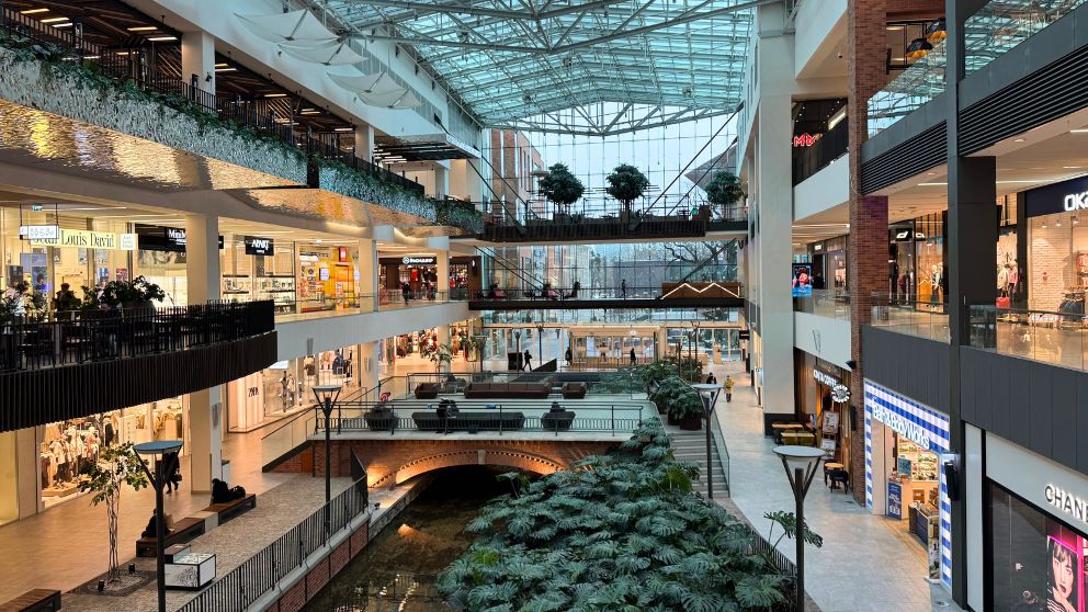グダニスクのショッピングモールForum Gdanskの内部の様子。モダンな建物の内部には運河が流れていて、緑も多く、明るく開放的な雰囲気