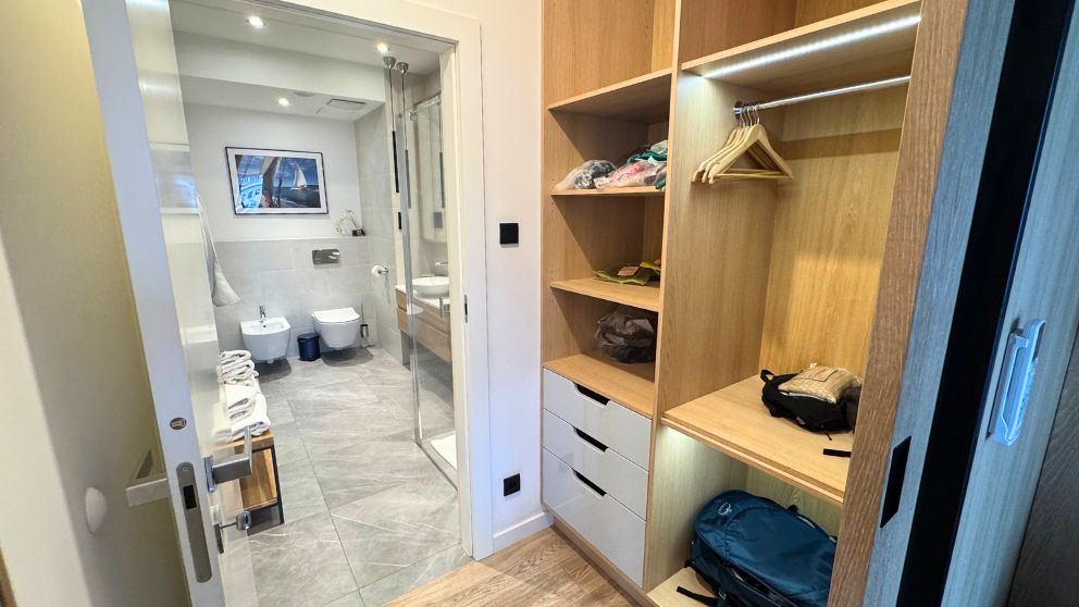 グダニスクのアパートのウォークインクローゼットとバスルームの様子。とても明るい