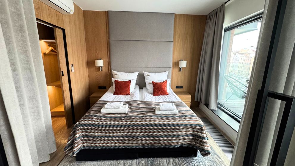 グダニスクのアパートの寝室、横にはテラスへとつながる扉がある