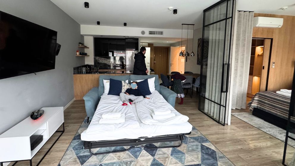 グダニスクのアパートの様子。ソファーベッドで息子がくつろいでいる