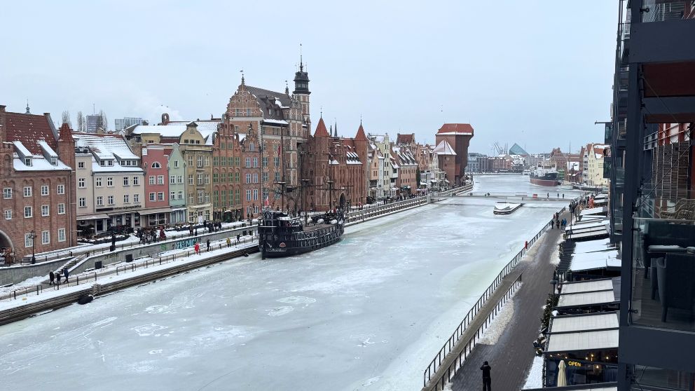 グダニスクのアパートのテラスから見る凍ったモトワヴァ川。ブラックパール号や港湾クレーンもよく見える