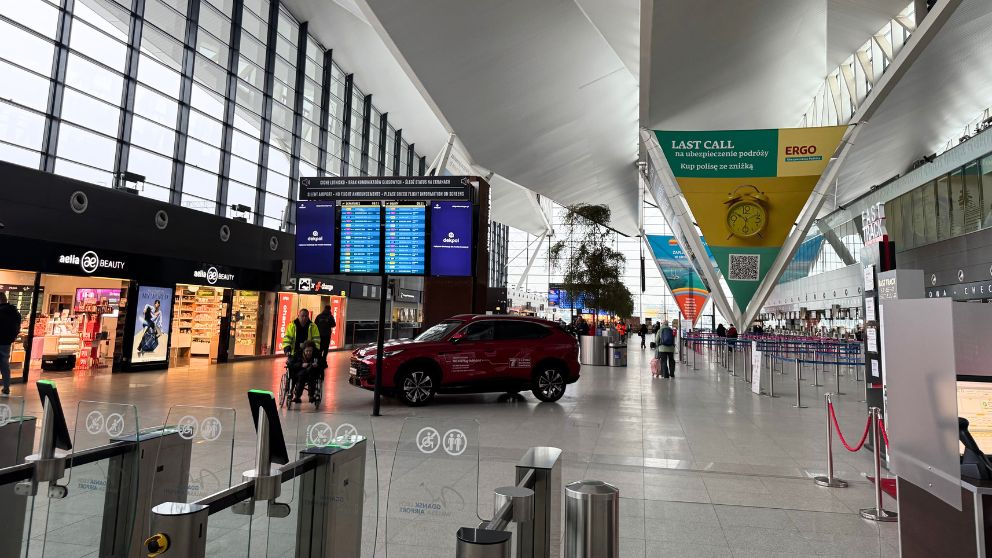 ポーランドのグダニスク空港の内部。新しい空港で天井が高くモダンで開放的