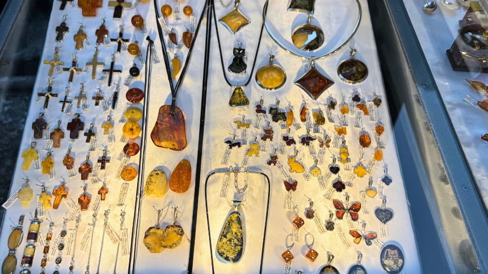 ポーランドのグダニスクのマリアツカ通りで販売されていた琥珀のペンダントヘッド