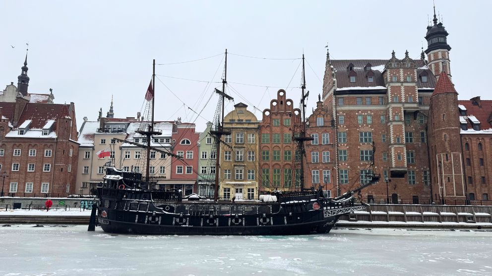 ポーランドのグダニスクのモトワヴァ川沿いに停泊しているブラックパール号の様子。川は完全に凍っていて寒々しい風景