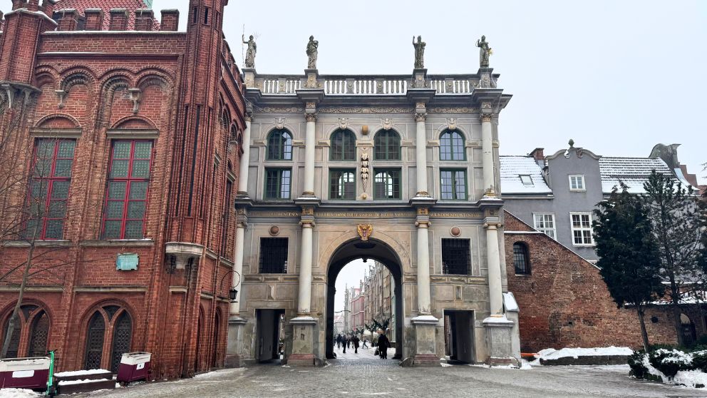 ポーランドのグダニスクの目抜通り、ドゥワガ通りの入り口にある黄金の門。実際には黄金色ではなくグレーっぽい