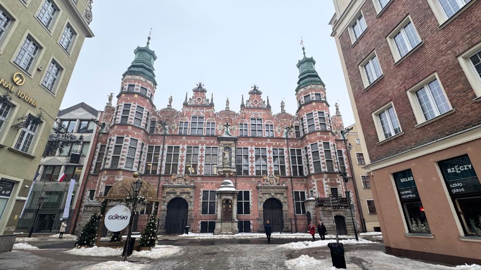 ポーランドのグダニスクの大武器庫。赤レンガを基調に、白い石の装飾がリズミカルに配された外観が独特