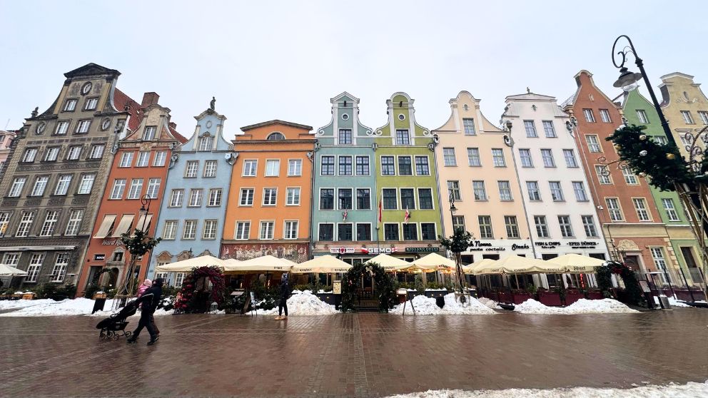 ポーランドのグダニスクの1月の王の道(ロングマーケット)の様子
縦に細長い建物が連なっている