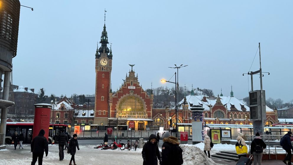 ポーランドのグダニスク中央駅の外観。時計のついた塔が立っていてヨーロッパらしい