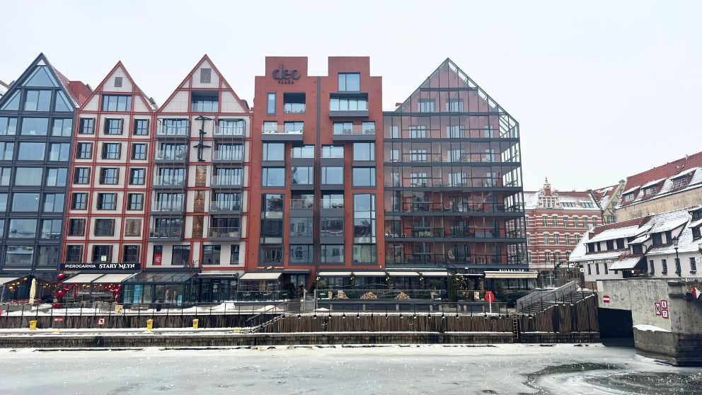 グダニスクのモトワヴァ川沿いに並ぶモダンな建物。しかし、建物の様式は旧市街の建物のように細長くつくられているのが印象的