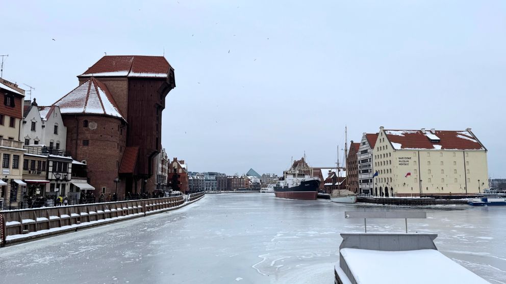 ポーランドのグダニスクのモトワヴァ川の風景。中世の港湾クレーンが大きくそびえ立っている