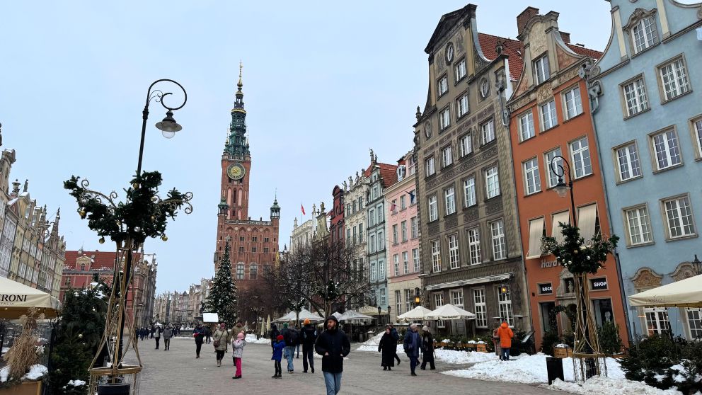 ポーランドのグダニスクの1月の王の道(ロングマーケット)の様子
縦に細長い建物が印象的