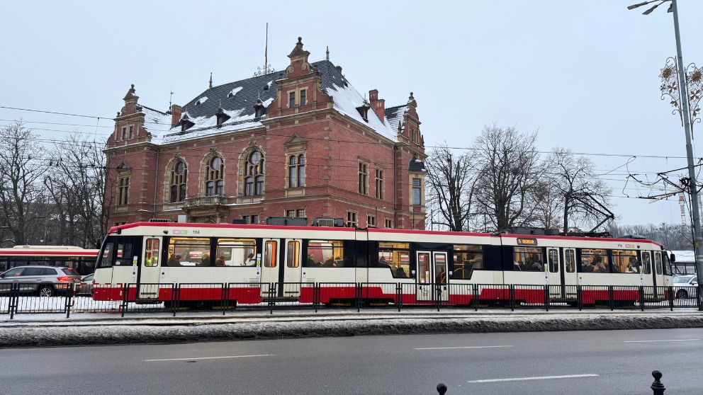 グダニスク市内を走る赤と白のトラム