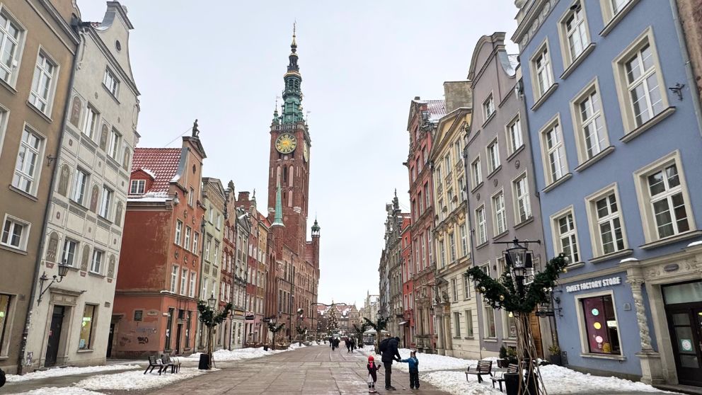 ポーランドのグダニスクの目抜通り、ドゥワガ通りとその奥に立つ市庁舎