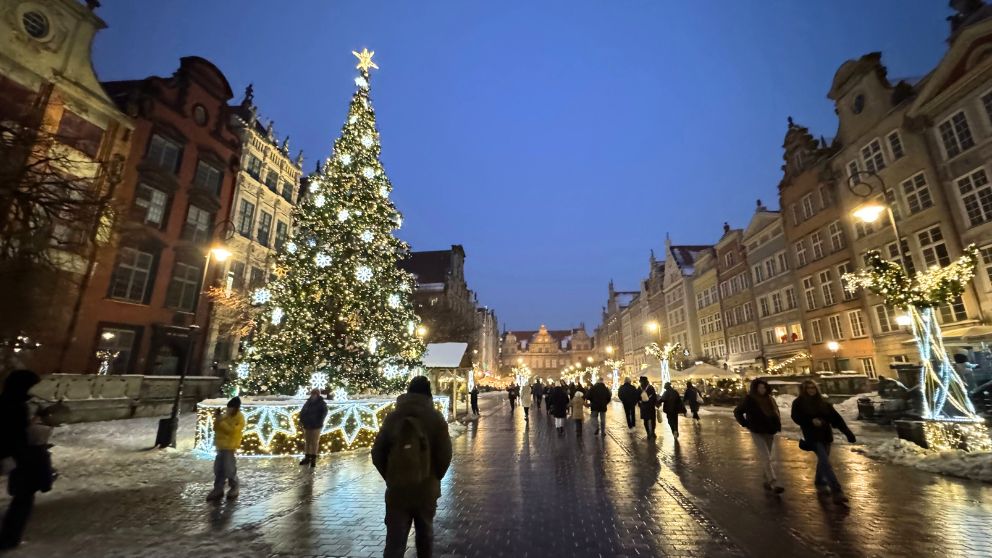 ポーランドのグダニスクの目抜通り、ロングマーケットの夜の様子。ライトアップされたクリスマスツリーと街灯が美しい