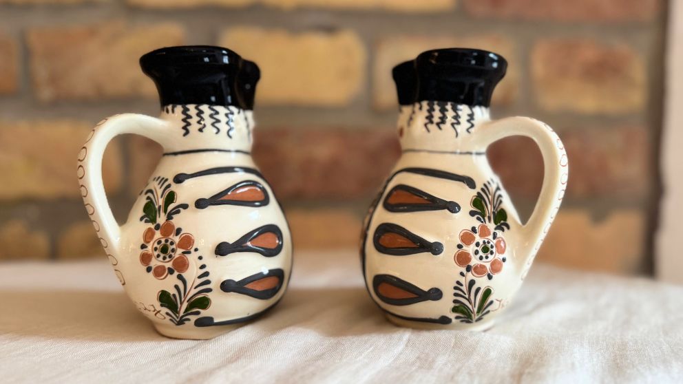 Karcag産のミシュカのワイン差しを斜め後ろから撮影