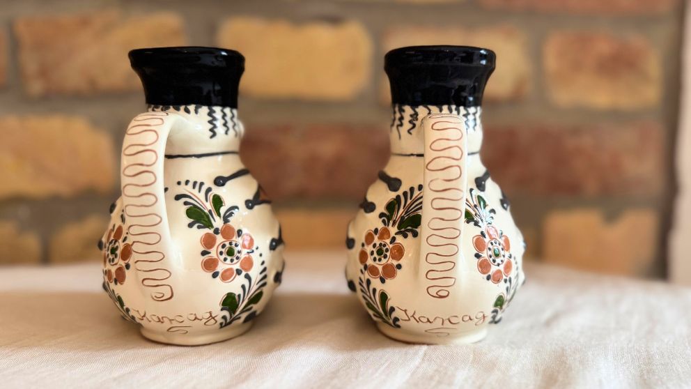 Karcag産のミシュカのワイン差しを後ろから撮影