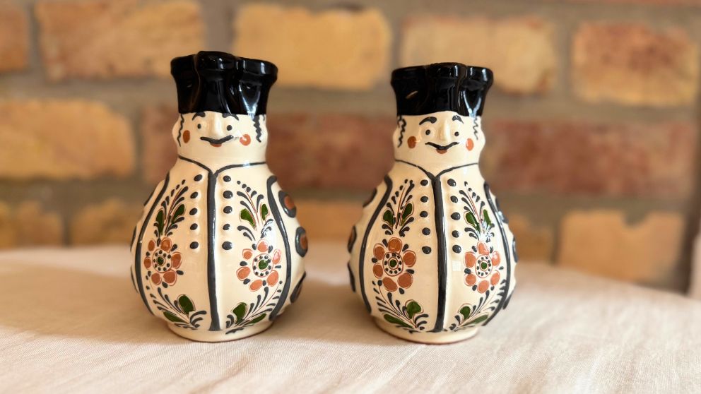 Karcag産のミシュカのワイン差しを正面から撮影した様子