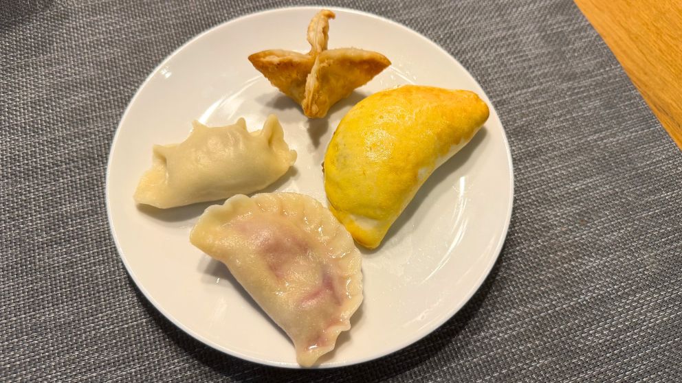 グダニスクにある「Pierogarnia Mandu」というピエロギ専門店でテイクアウトした4つのピエロギを1つのお皿に乗せて並べた画像