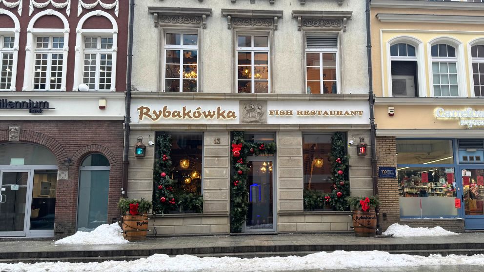 ポーランドのグダニスクにあるRybakowkaという名前の魚料理レストランの外観。クリスマスの装飾が施されている