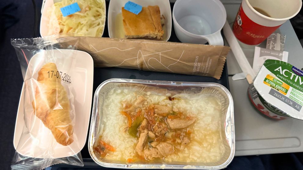 中国国際航空の朝食。おかゆ、パン、サラダ、デザート、ヨーグルトが乗っている