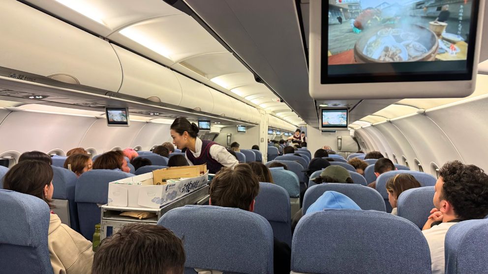 中国国際航空の機内の様子(羽田→北京)
機内食のサービス中