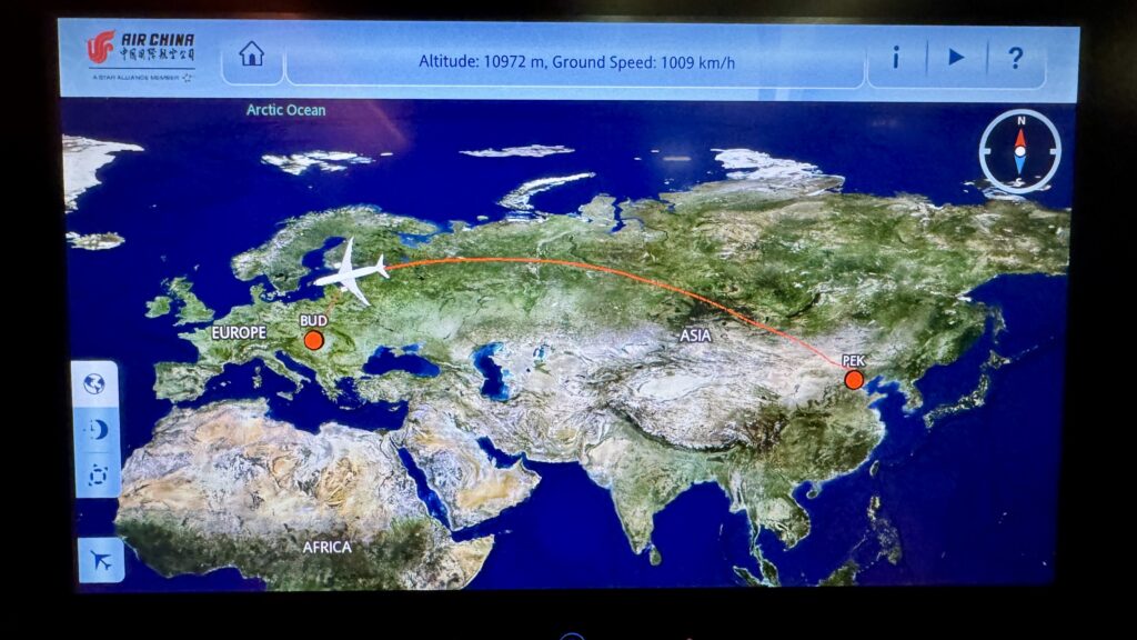 中国国際航空の機内モニターに表示された北京(PEK)〜ブダペスト(BUD)のフライトルートマップ、高度10,972m・対地速度1,009km/h