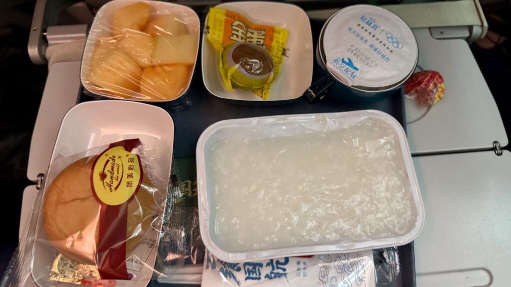 中国国際航空の機内食トレイ、白粥・メロン・中華菓子・ヨーグルト・パン
