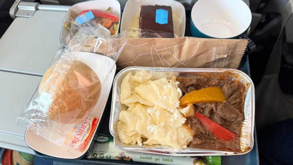 中国国際航空の機内食・昼食(ブダペスト→北京)
パスタと牛肉、パンとパスタサラダ、デザートがのっている