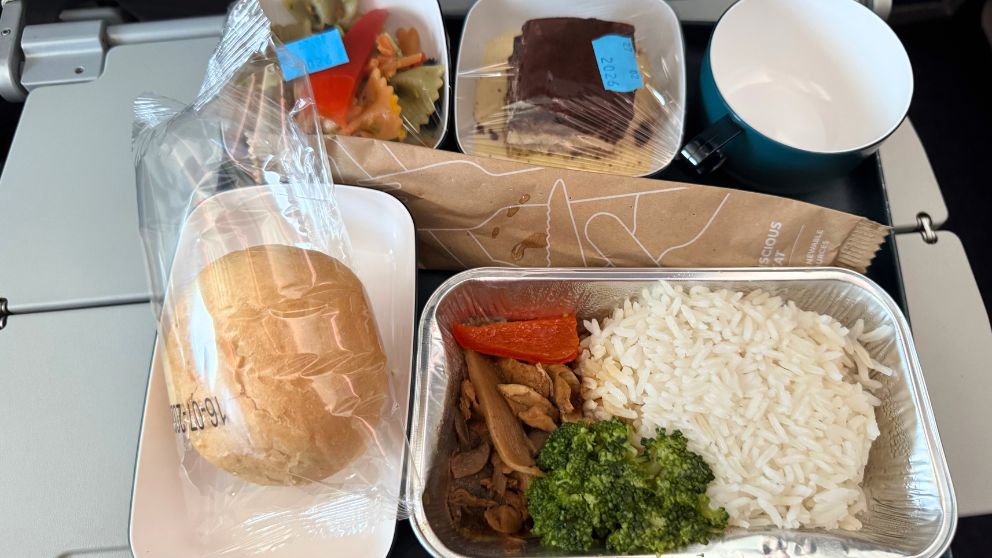 中国国際航空の機内食・昼食(ブダペスト→北京)
ライスとチキンの炒め物、パンとパスタサラダ、デザートがのっている