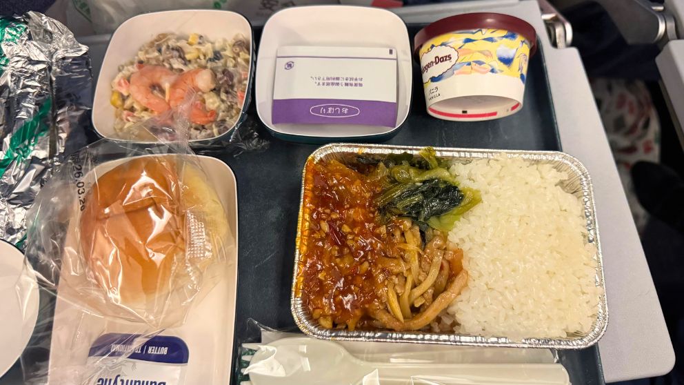 中国国際航空の機内食(羽田→北京)
ライスと炒め物、パン・エビののったサラダ、ハーゲンダッツアイス