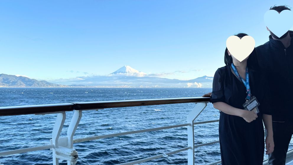 飛鳥Ⅱのオープンデッキの風景。青空の下、雄大な富士山がくっきりと見えている