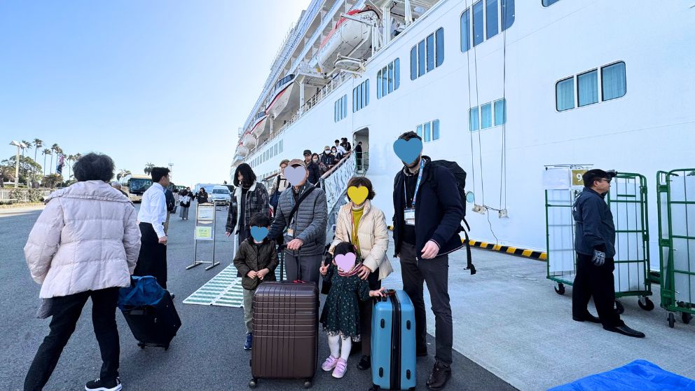 飛鳥Ⅱからの下船風景。名古屋港にタラップが架けられ、乗客が名残惜しそうに船を後にしている様子