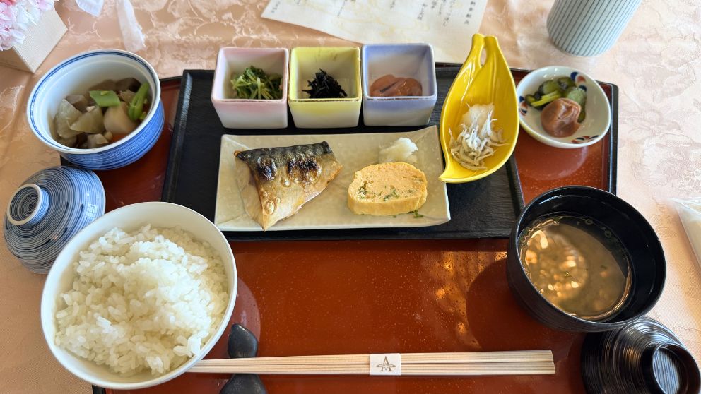 フォーシーズン・ダイニングで提供された豪華な「和朝食」。焼き魚、煮物、厚焼き玉子、お浸しなどの小鉢が並び、炊き立てのご飯とお味噌汁がセットになっている