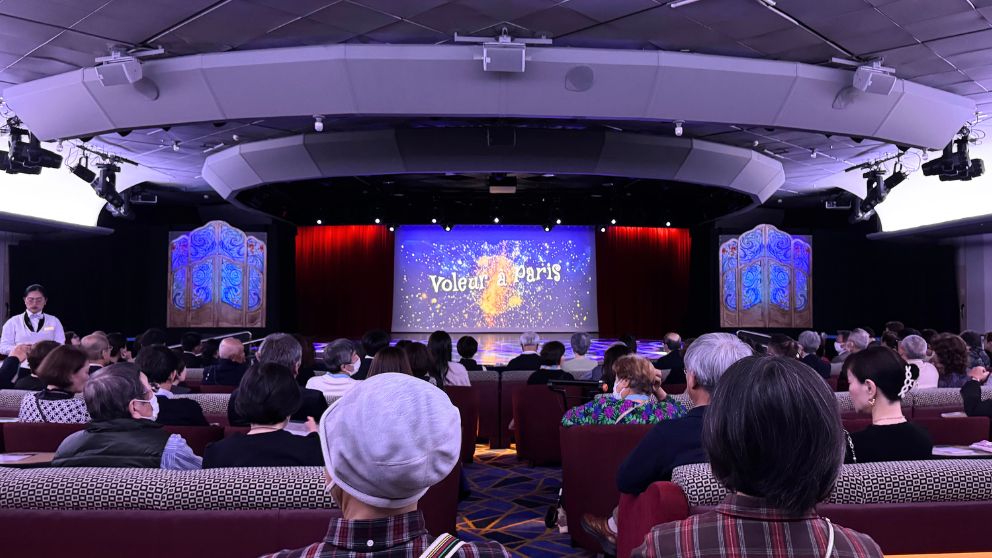 飛鳥Ⅱのイリュージョンマジックショー開始直前の観客席の様子