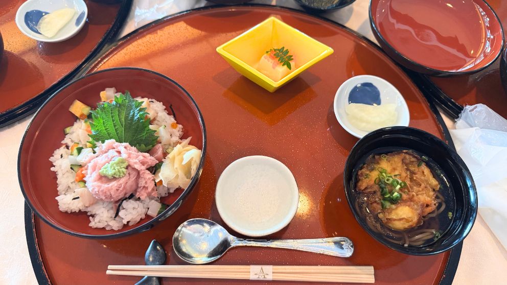 メインダイニングのランチメニュー。この日は「海鮮ばらちらし」がメイン