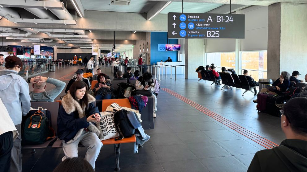 ブダペスト空港で中国国際航空の北京行き搭乗を待つ乗客