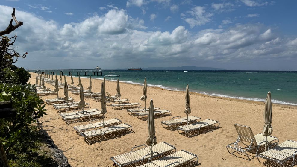 フサキビーチリゾートのビーチにならぶパラソルセット。風が強い日でパラソルはすべて閉じている