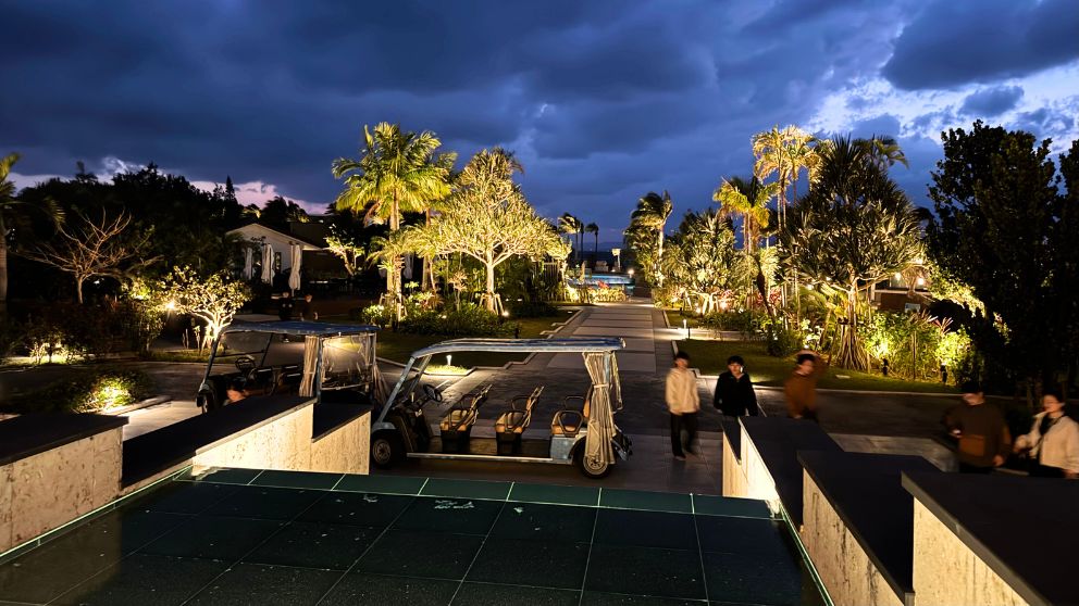 夜にフサキビーチリゾートのエントランスから海の方向を見た時の景色