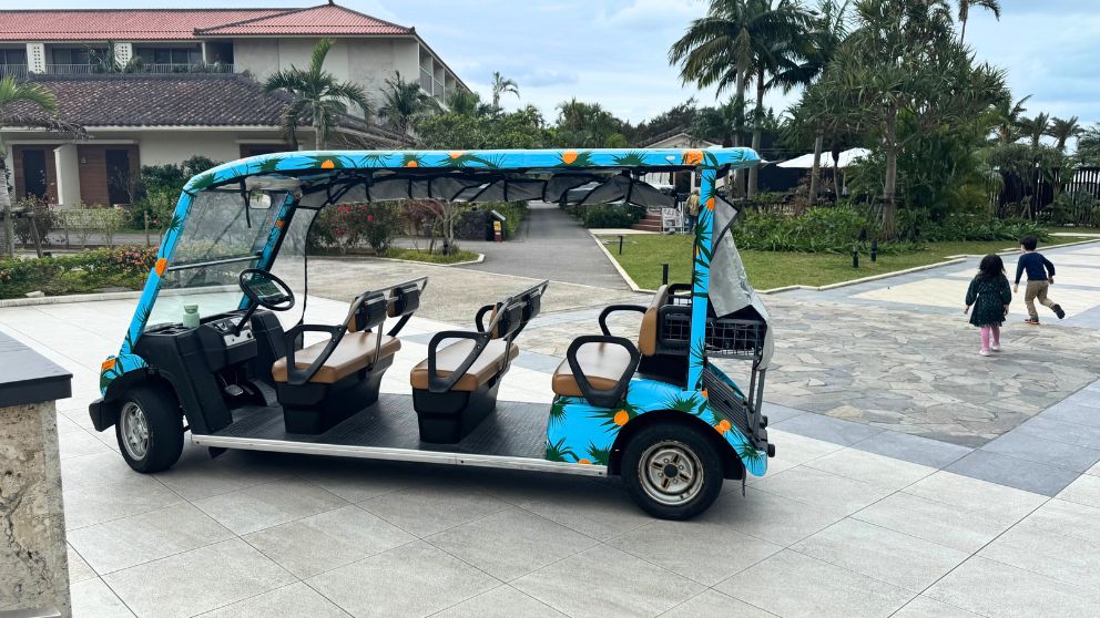 フサキビーチリゾートの敷地で利用できるカートの様子