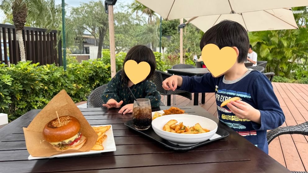 フサキビーチリゾートのAqua Garden Cafeで食事をする息子と娘
