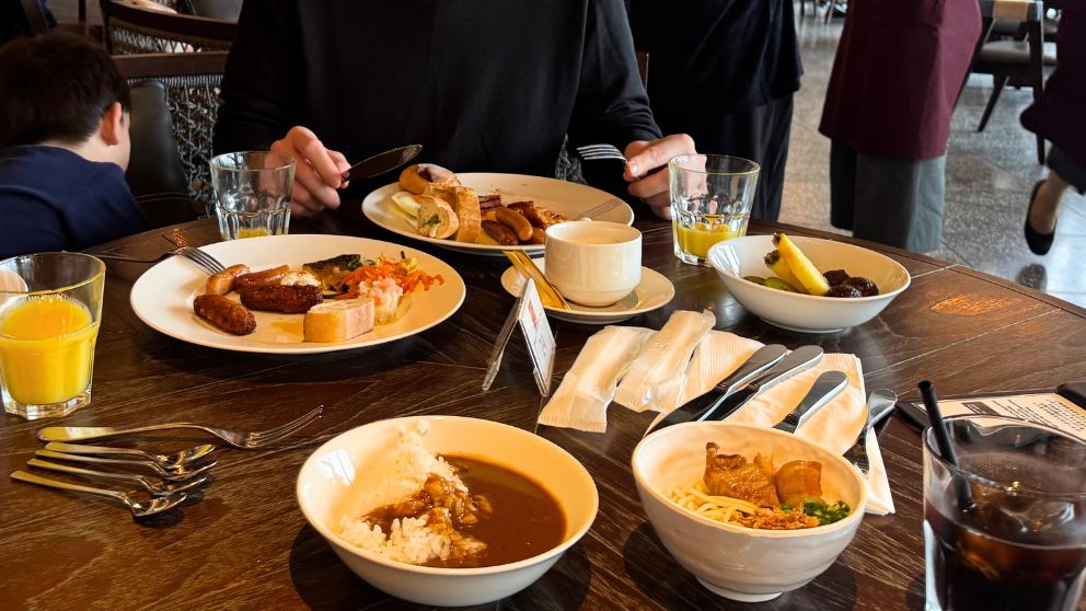 フサキビーチリゾートのIshigaki Bold Kitchenレストランで、運んで来たプレートの様子