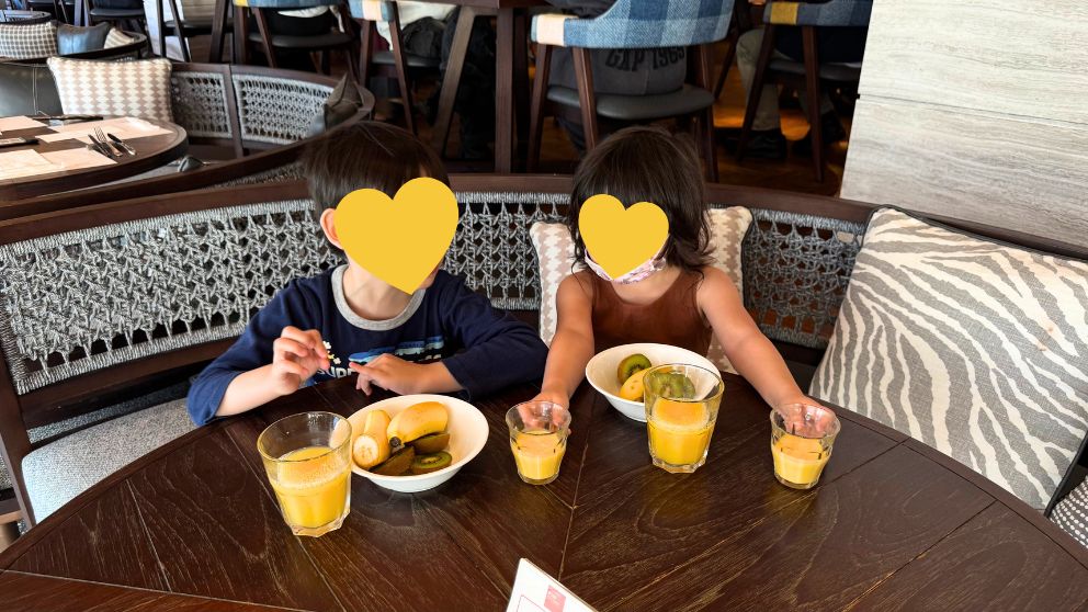 フサキビーチリゾートのIshigaki Bold Kitchenで朝食をとる息子と娘