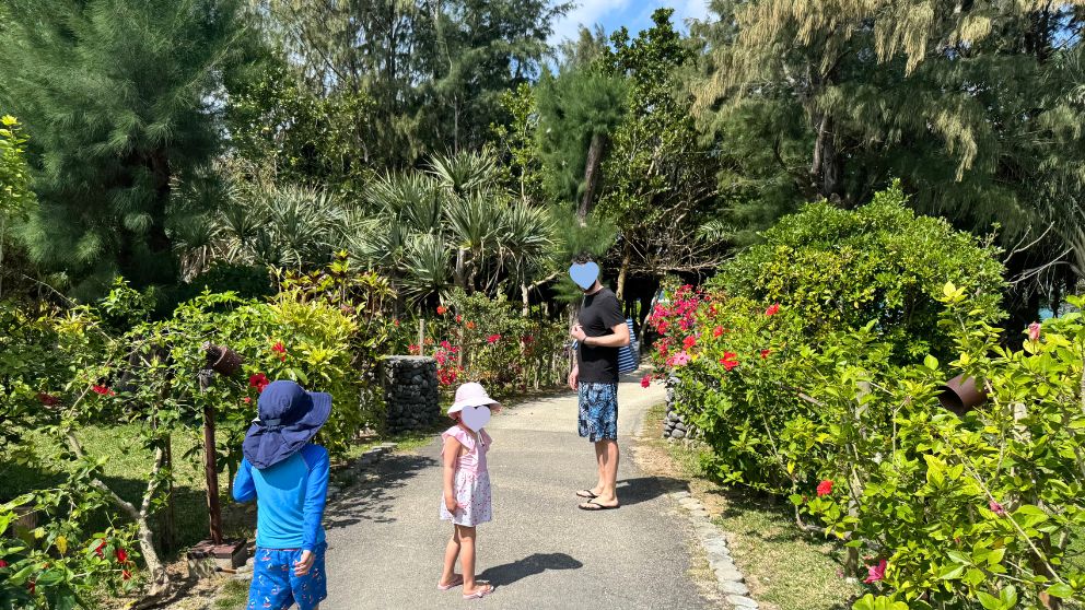 フサキビーチリゾートの敷地の様子、3月でも花が咲いていて南国らしい雰囲気