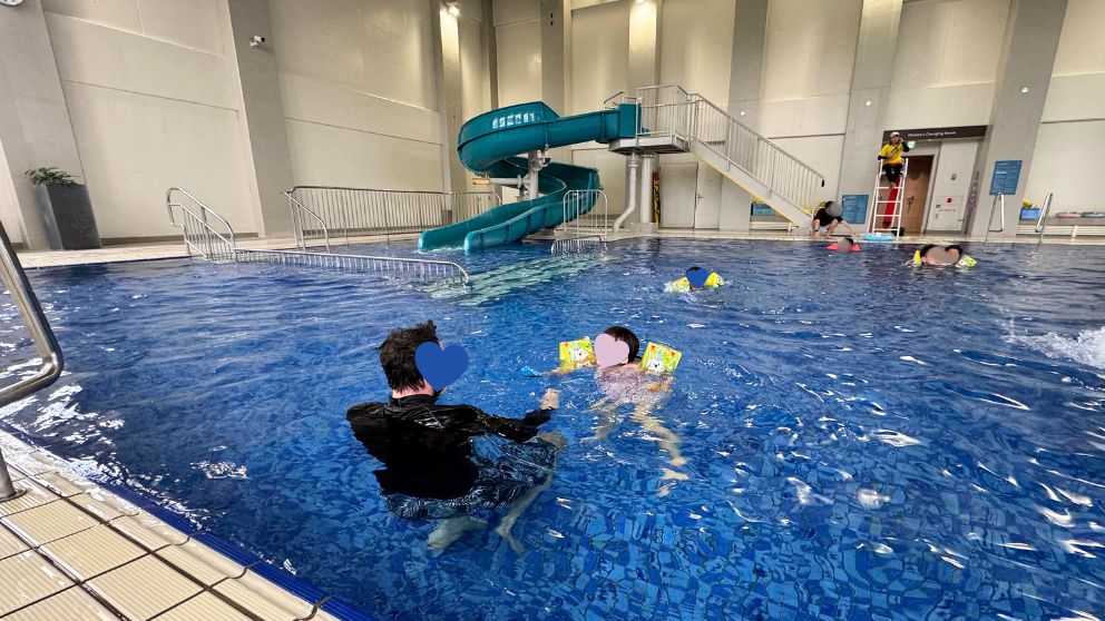 フサキビーチリゾートのインドアプールで泳ぐ私の家族