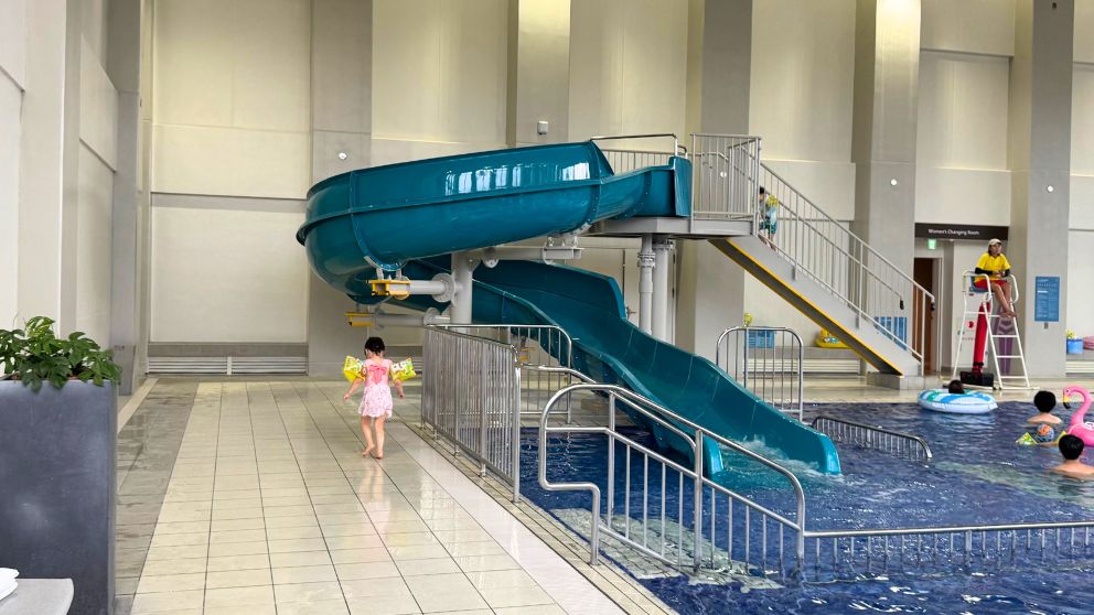 フサキビーチリゾートのインドアプールで、歩いている娘