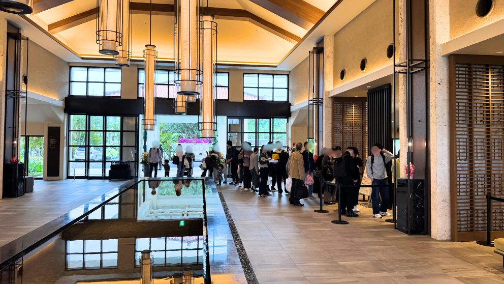 フサキビーチリゾートのレセプションでチェックインを待つ人々