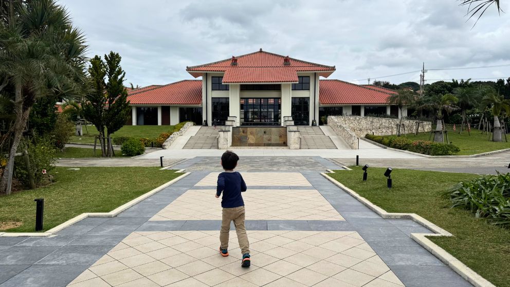 フサキビーチリゾートのメインビルディングへ向かって歩く息子