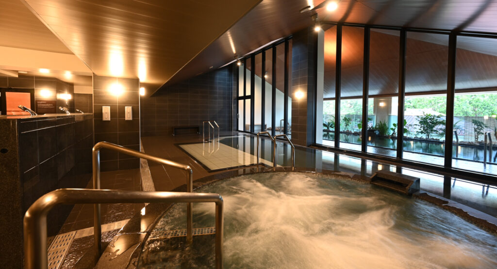 フサキビーチリゾートの大浴場。ジャグジー・内風呂・外風呂があって広々としている