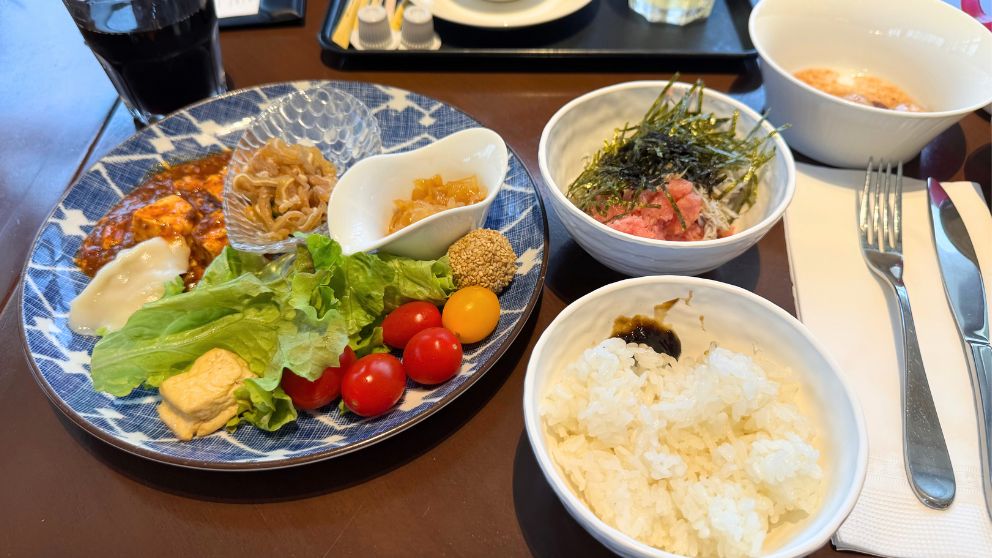 フサキビーチリゾートの琉球新天地レストランで盛り付けた朝食プレート